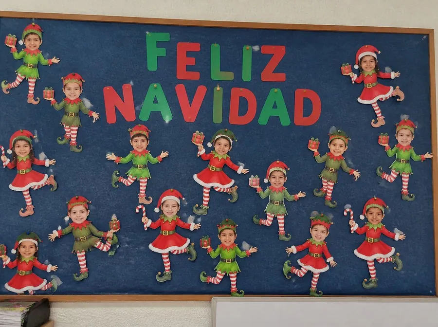 Periódico mural escolar con los alumnos convertidos en duendes
